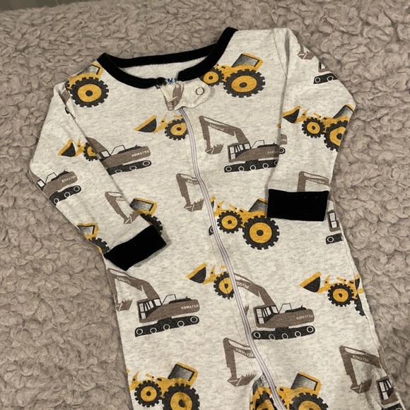 4 Piece - Onesie Bundle 🐆👩🏻‍🚀⛰🚜 - Picture 2 of 5